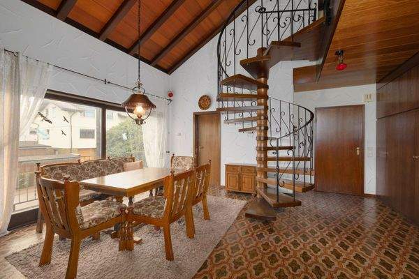 Esszimmer, Eingangsbereich und Treppe OG 21/1