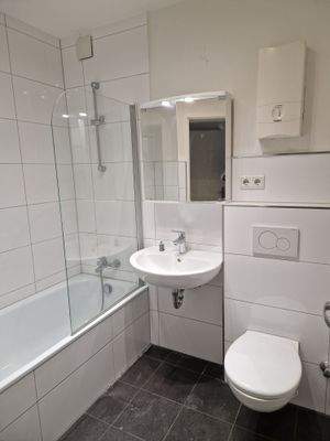 Bad mit Badewanne und Duschvorrichtung