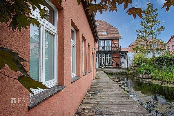 Nebengebäude links und Blick Richtung Wohnhaus