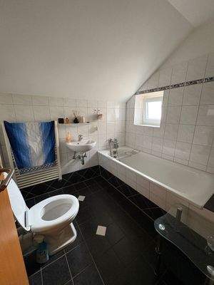 Helles Dachgeschoss-Bad