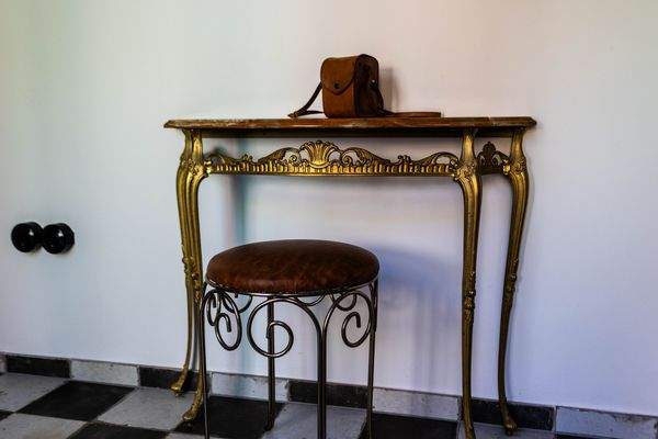 Tisch mit Hocker und Tasche