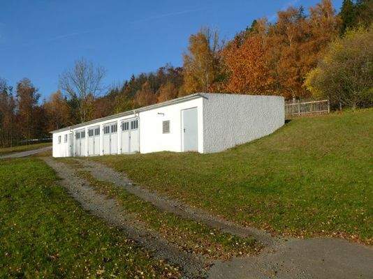 Garagentrakt mit 60 kW Notstromgenerator (re)