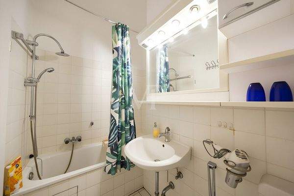 Badezimmer mit Badewanne 