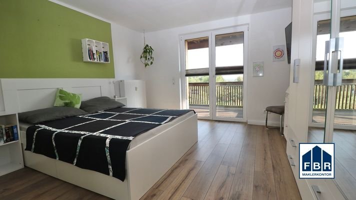 Großes Schlafzimmer mit Balkonzugang