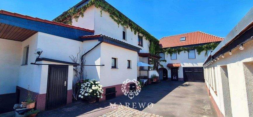 Innenhof mit Garagen