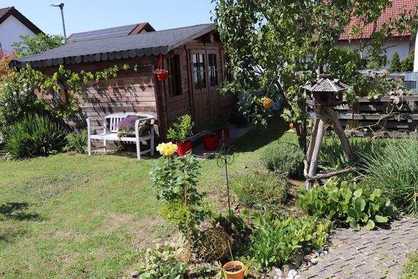 Einladende Holzhütte