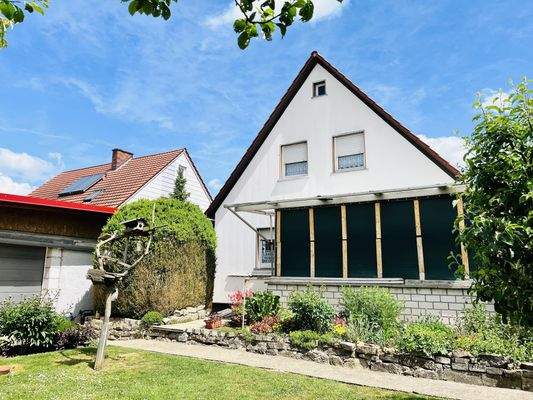 Westansicht mit Pergola (Gartenseite)