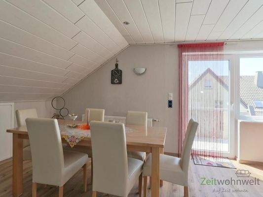 Esstisch vor dem Balkonausgang