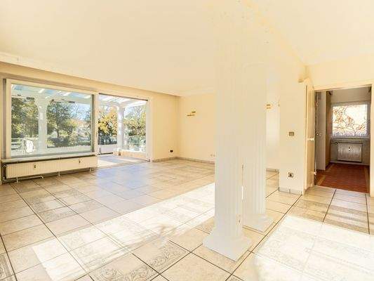 Wohnbereich mit Zugang zur Terrasse