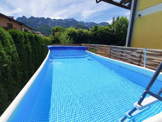 Pool mit Bergblick