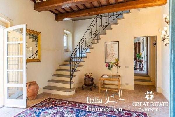 Schöne helle Villa in herrlicher Lage mit Türmchen, Pool, Weinberg und Olivenhain