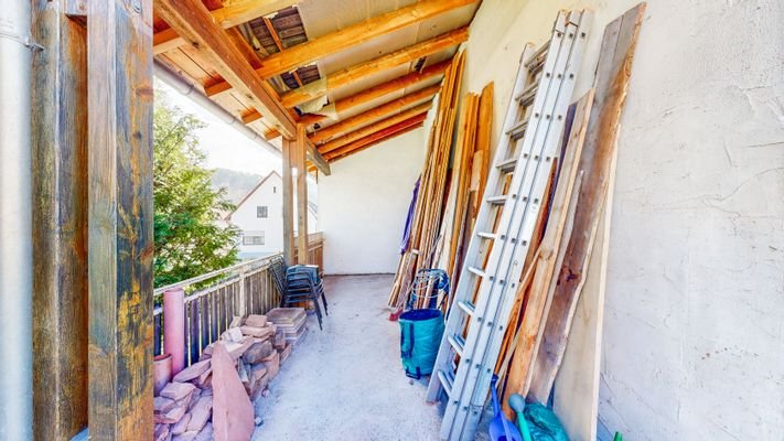 Überdachter Balkon