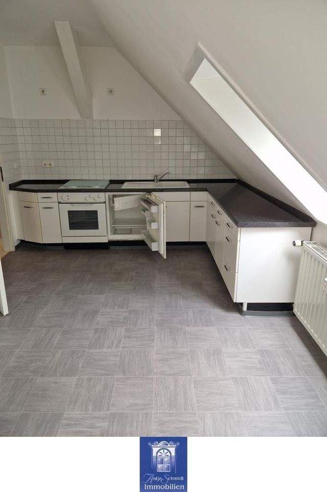 Großzügige Dachgeschosswohnung! EBK! Tageslichtbad! - Photo 2