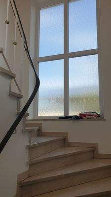 Treppenhaus mit neuw. großem Fenster