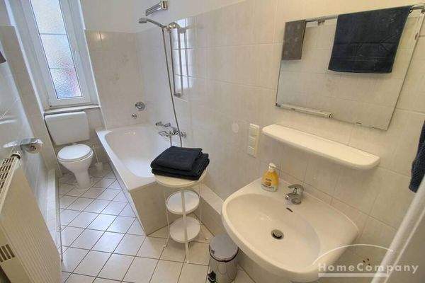 Bad mit Wanne und Fenster (+ neu Waschmaschine)