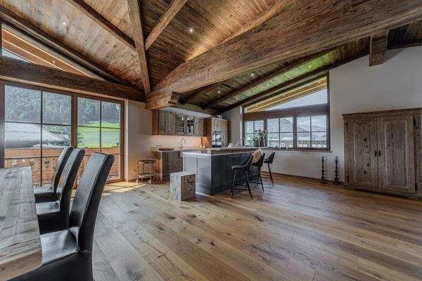 Wohn-Ess-Kochbereich mit Kamin