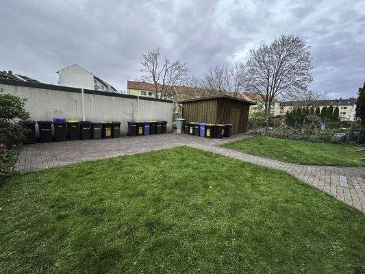 Fahrradschuppen und Gartenansicht