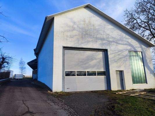 Vorderansicht mit Auffahrt