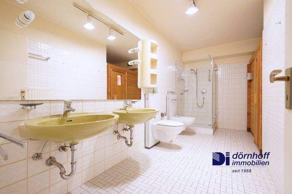 Badezimmer mit Dusche/Sauna/Bidet