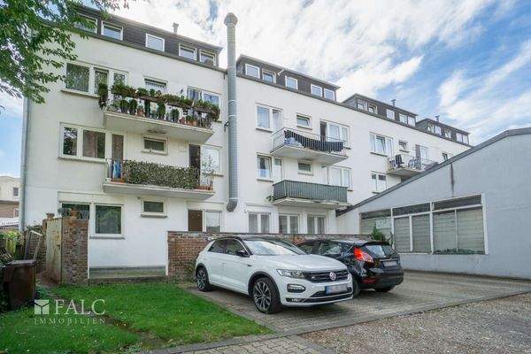 Haus Rückansicht und Stellplätze