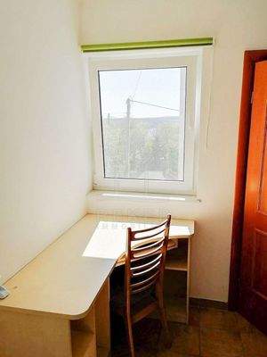 Schlafzimmer in der ersten Etage mit Steinfliesen