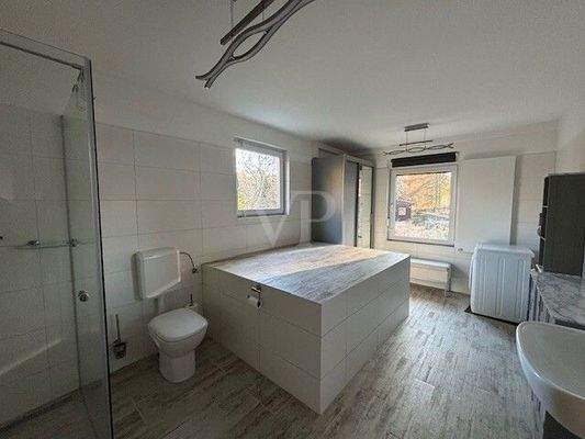 geräumiges Duschbad