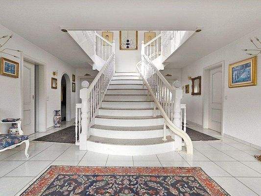 Ausladende Treppe im Foyer