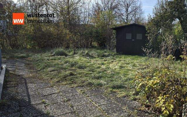idyllischer Garten mit Gartenhaus
