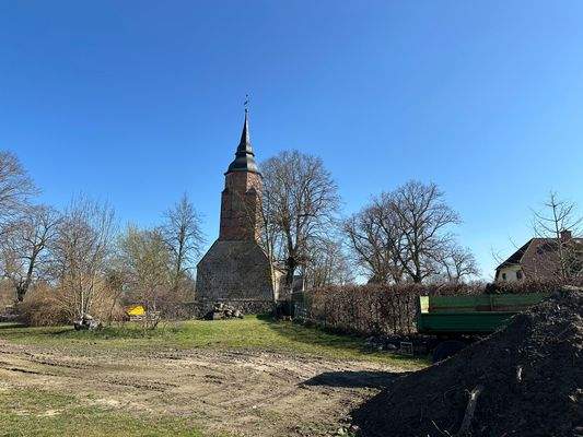 Blick vom Garten auf die Dorfkirche