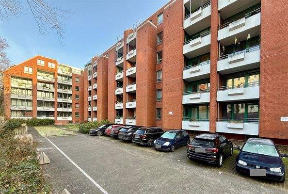 Hausansicht hinten mit Gäste-Stellplätzen