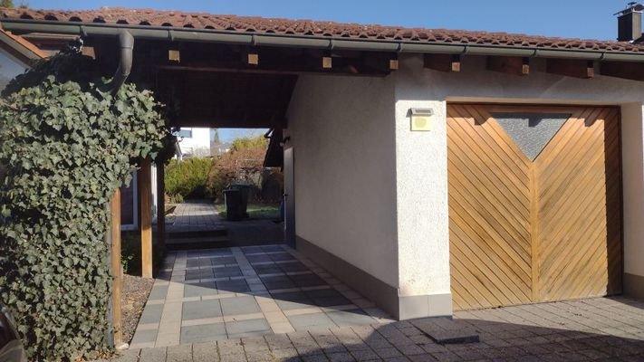 Garage mit Zugang zum Haus