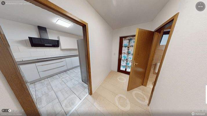 Flur mit Blick auf Eingang, Küche und WC