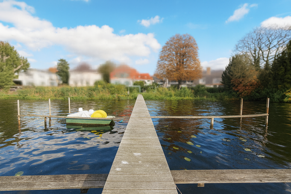 Steg mit Blick zur Wohnsiedlung