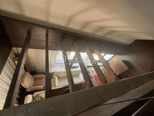 Blick in das Wohnzimmer von der Galerie