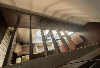 Blick in das Wohnzimmer von der Galerie