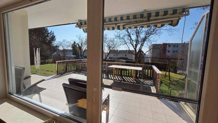 EG Blick aus dem Wohnzimmer auf die Terrasse mit Pool