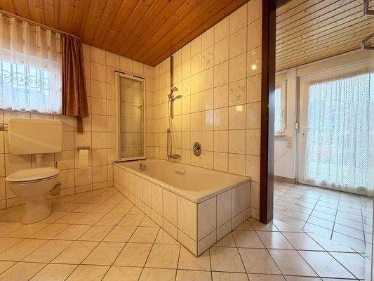 EG: Badezimmer mit Dusch-Badewanne im gepflegten Zustand