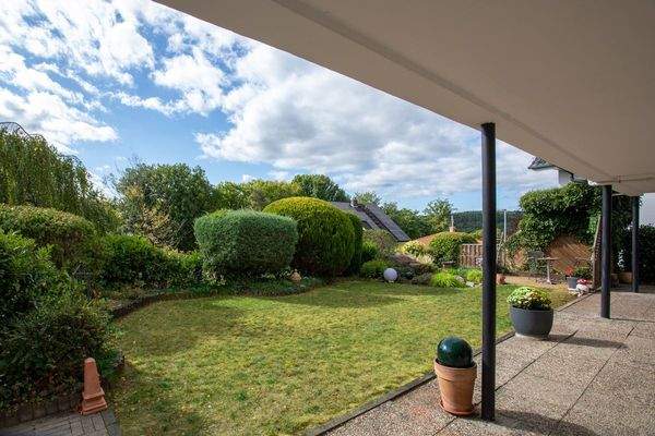 Südwest-Garten mit überdachter Terrasse