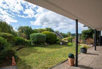 Garten vor dem Haus mit überdachter Terrasse