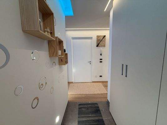 Brixen-Sanierte Wohnung-vollmöbliert-modern-hochwertige Möbel-Eichrichtung-Luxus-Neu-Beleuchtung-Terrasse-Stadtzentrum-Bahnhof