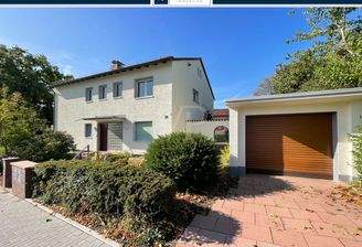 Hausansicht mit Garage