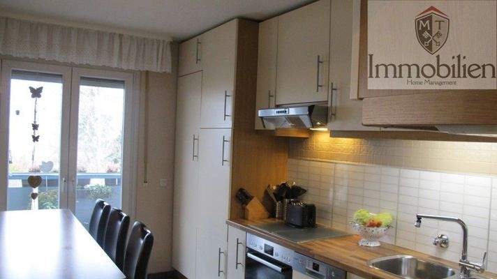 Offene Wohnküche mit Zugang zur Loggia