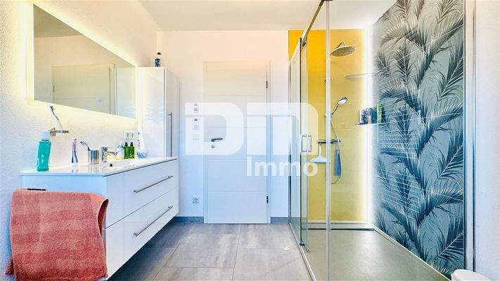 OG / DG Badezimmer / Wanne / Dusche