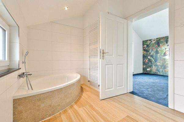 Blick vom Bad ins Zimmer