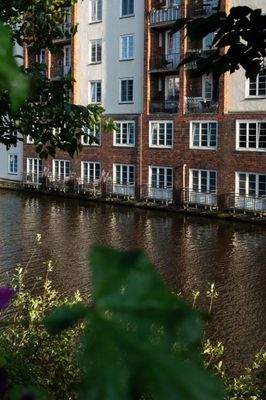 Es ist der Balkon ganz links direkt am Wasser