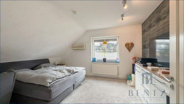 Schlafzimmer mit Ankleideraum