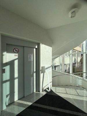 Aufzug u. Treppenhaus