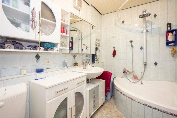 Badezimmer mit Badewanne