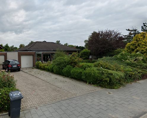 seitliche Gebäudefront / Garage