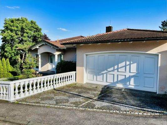 bequeme, alltagstaugliche Lösung... die integrierte Doppelgarage mit elektr. Tor und Hauszugang